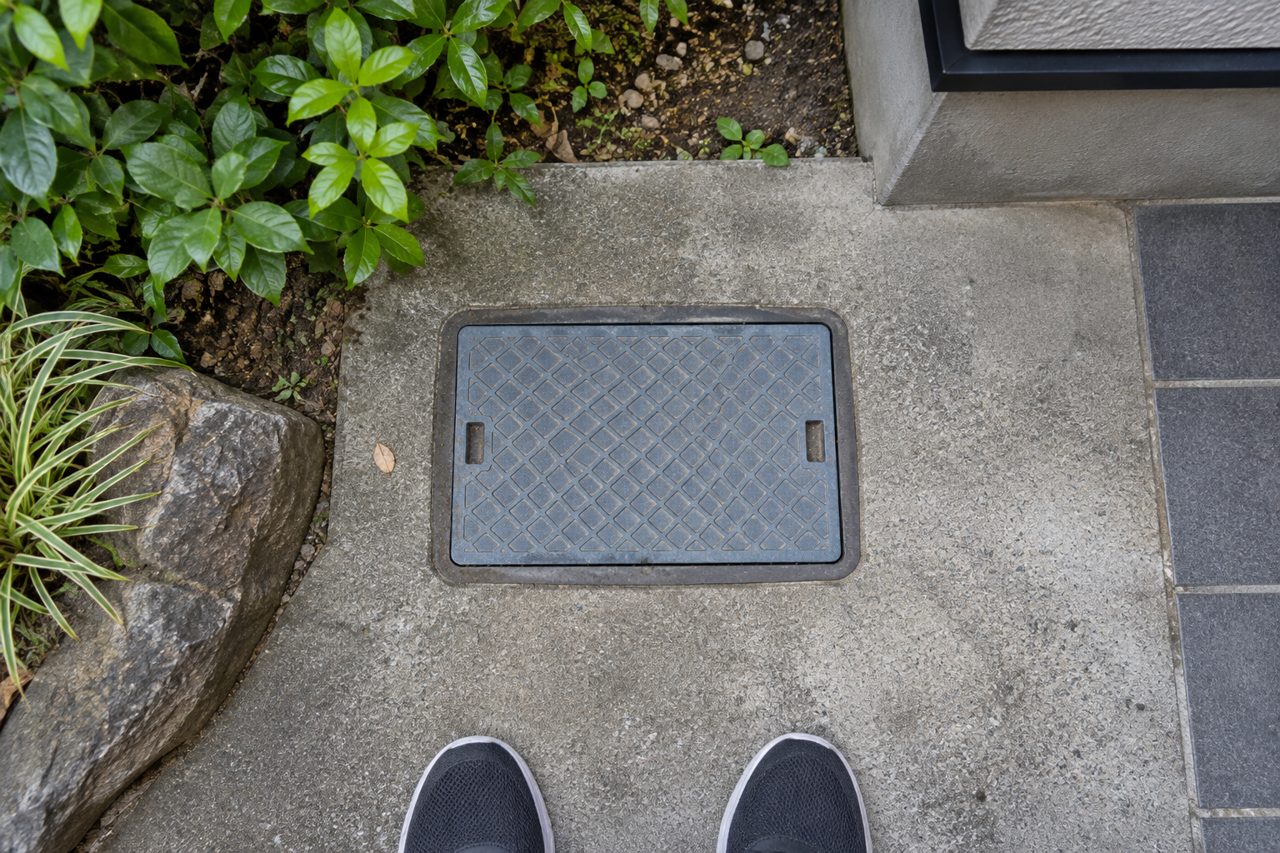屋外の止水栓まわりを触れずに確認する足元
